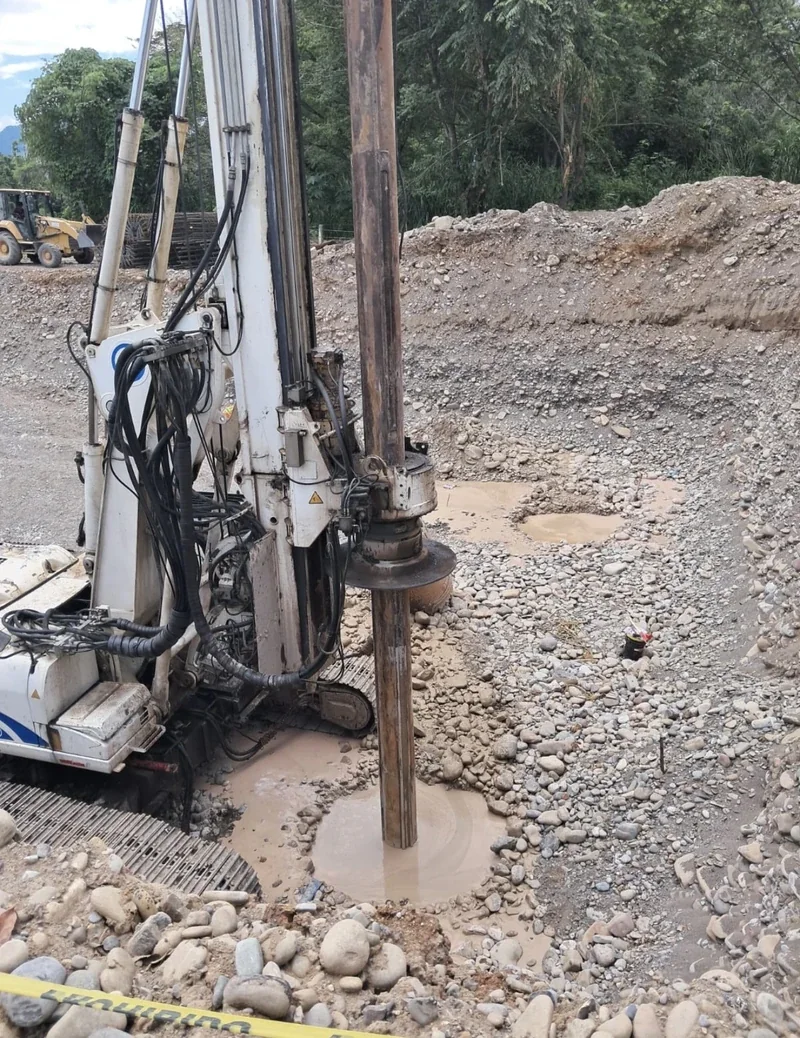 Puente Garcés · perforación en terreno de boleos al pie del puente